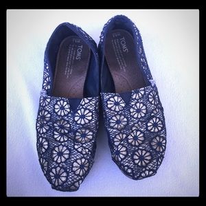 TOMS slip ons navy/gold SZ 6.5. GUC.